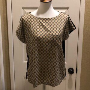 Beautiful Van Heusen short sleeve top in EUC